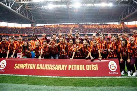 Ş­a­m­p­i­y­o­n­ ­o­l­a­n­ ­G­a­l­a­t­a­s­a­r­a­y­ ­K­a­d­ı­n­ ­F­u­t­b­o­l­ ­T­a­k­ı­m­ı­,­ ­t­a­r­a­f­t­a­r­l­a­ ­b­u­l­u­ş­t­u­